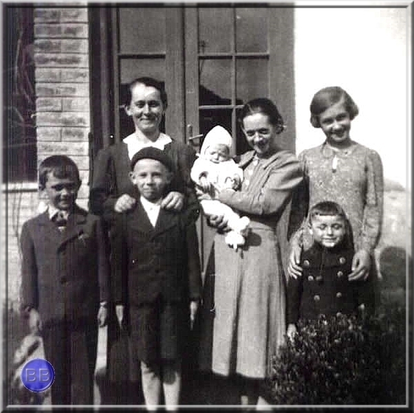 foto (39).jpg - A Gonda család:Feri, Ica, Mancika, ...és balra Bajnok Zoltán, jobbra Bajnok Béla